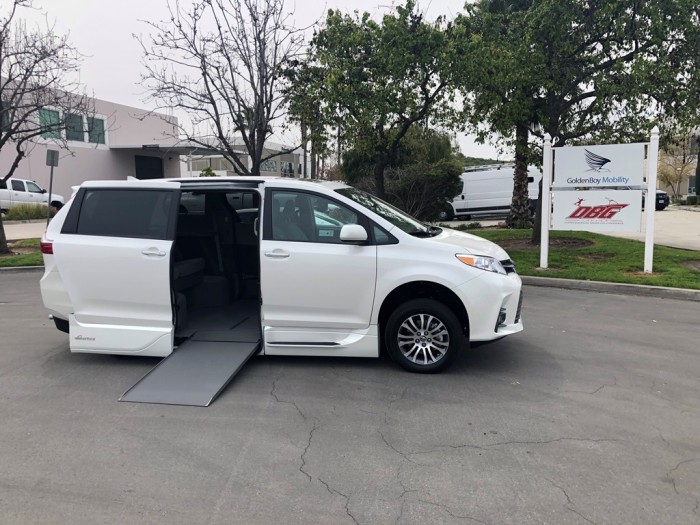 main pic 2019 toyota sienna xle nav white